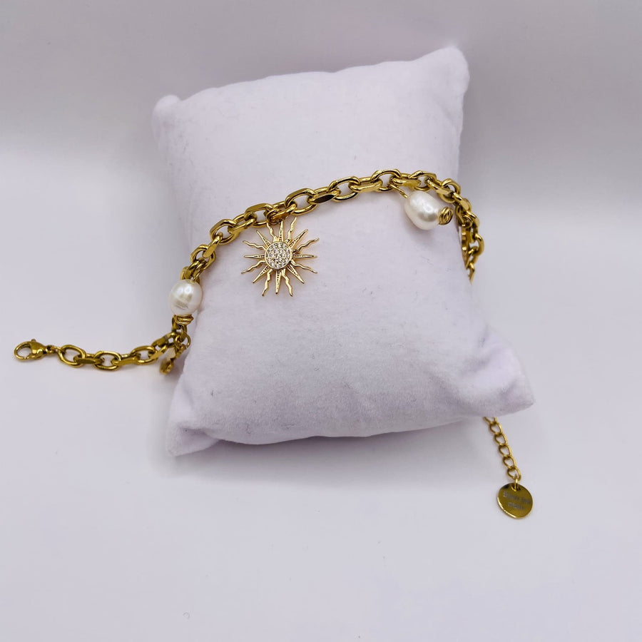 Bracelet doré fait main – Acier inoxydable, perles d’eau douce & soleil doré à l’or fin