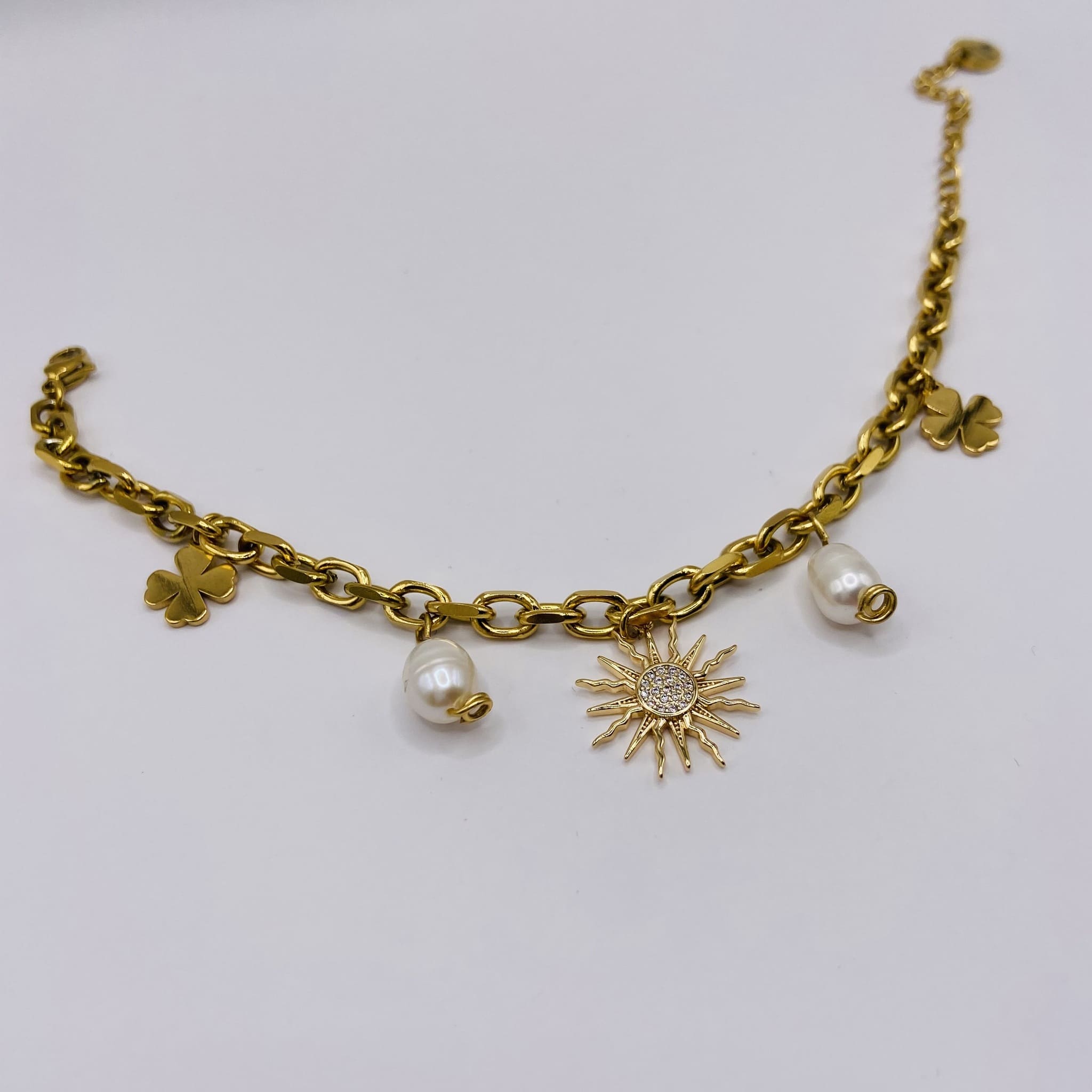 Bracelet doré fait main – Acier inoxydable, perles d’eau douce & soleil doré à l’or fin