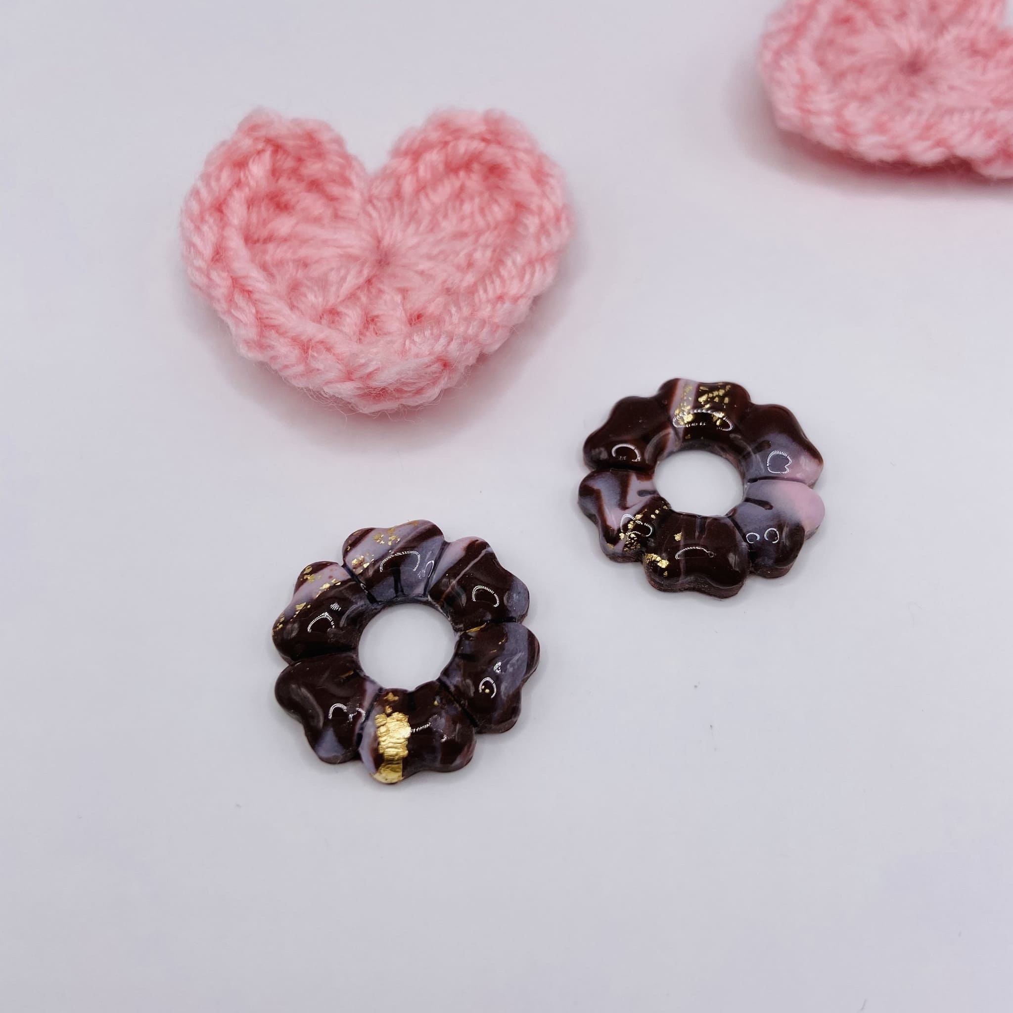 Pampilles FLEURS en pâte polymère et résine – Bijoux uniques à associer à nos créoles