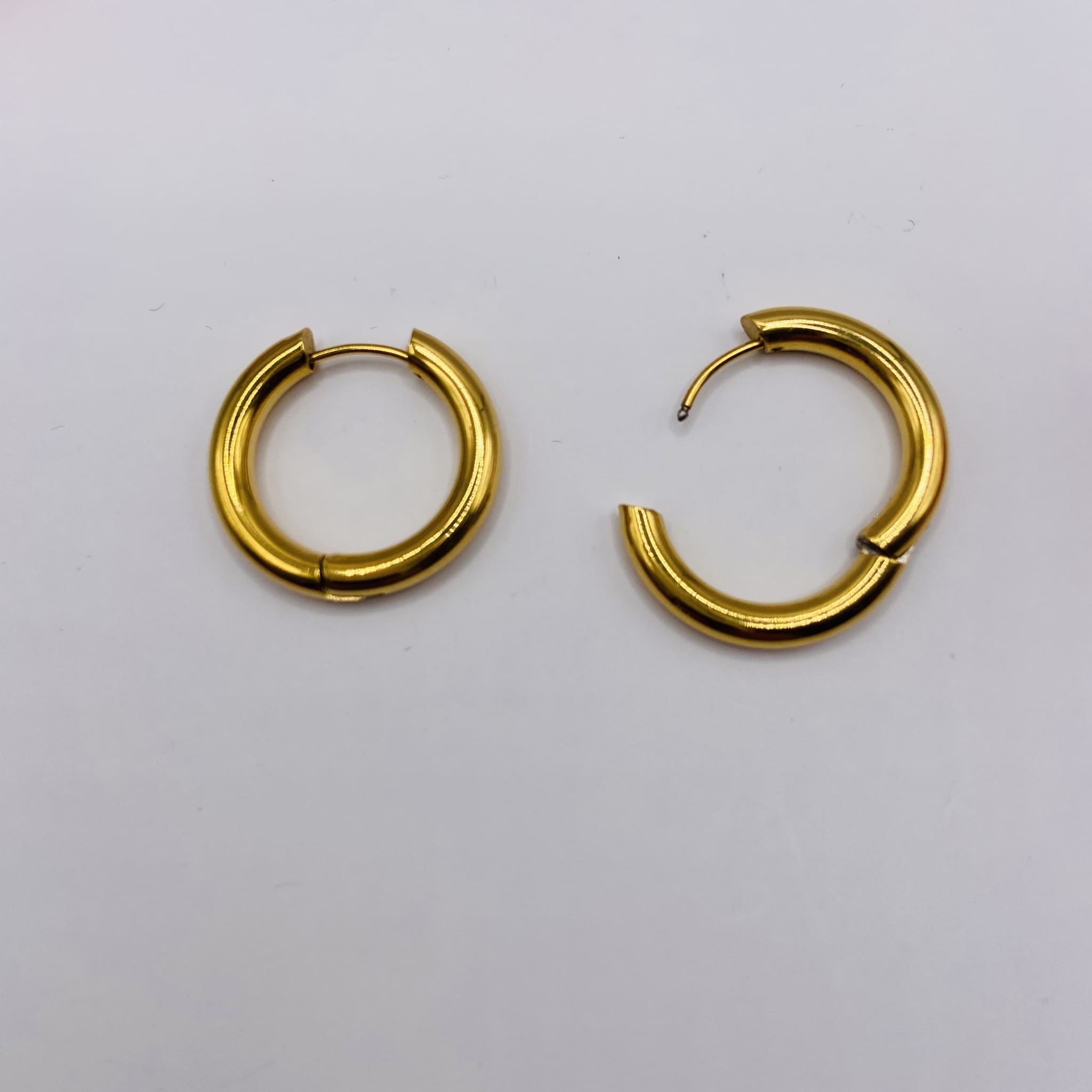 Créoles dorées en acier inoxydable – Boucles d’oreilles intemporelles à personnaliser avec pampilles