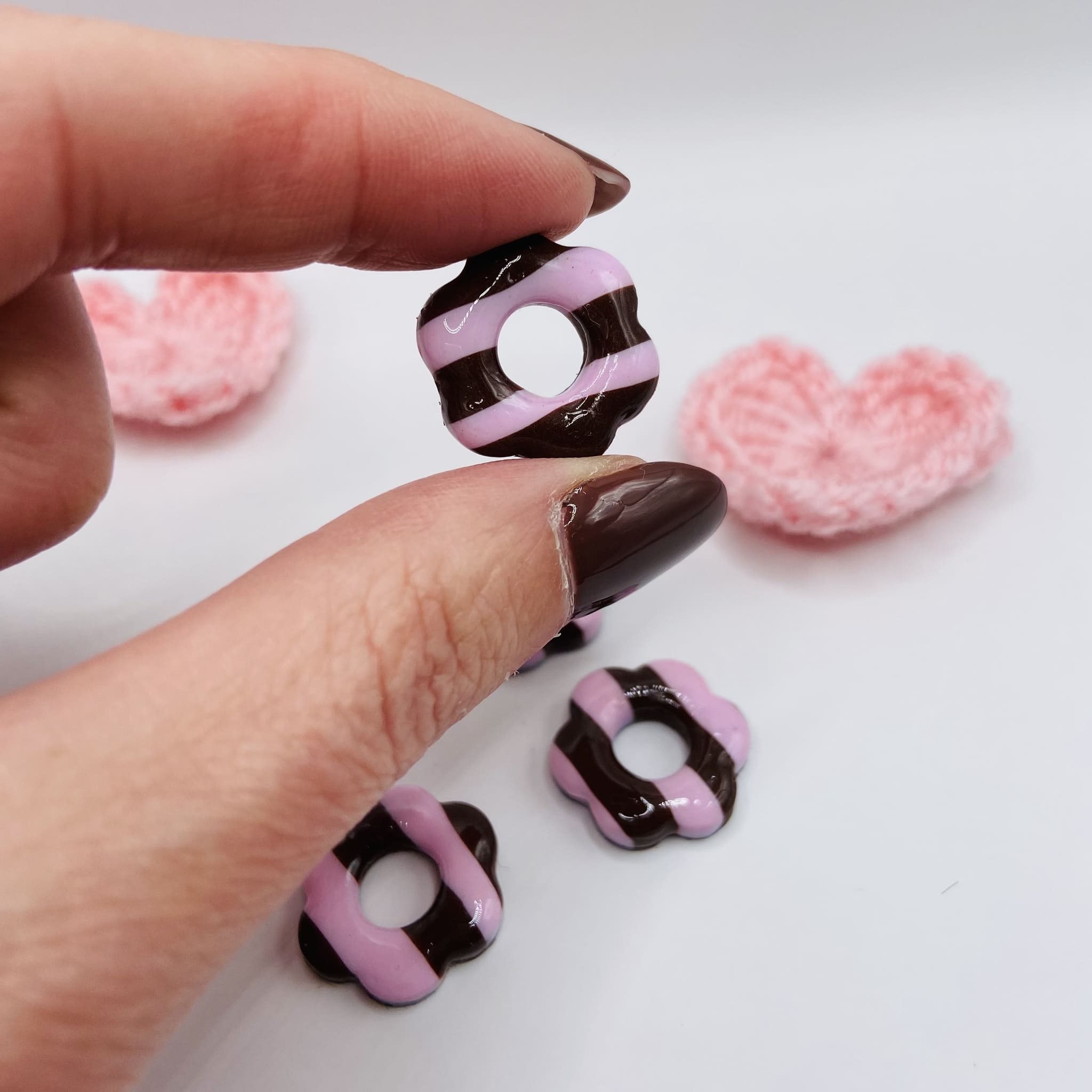 Pampilles DONUT en pâte polymère et résine – Bijoux uniques à associer à nos créoles