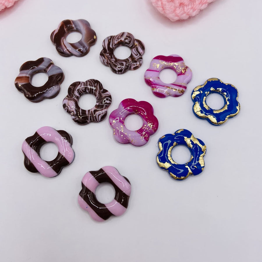 Pampilles DONUT en pâte polymère et résine – Bijoux uniques à associer à nos créoles